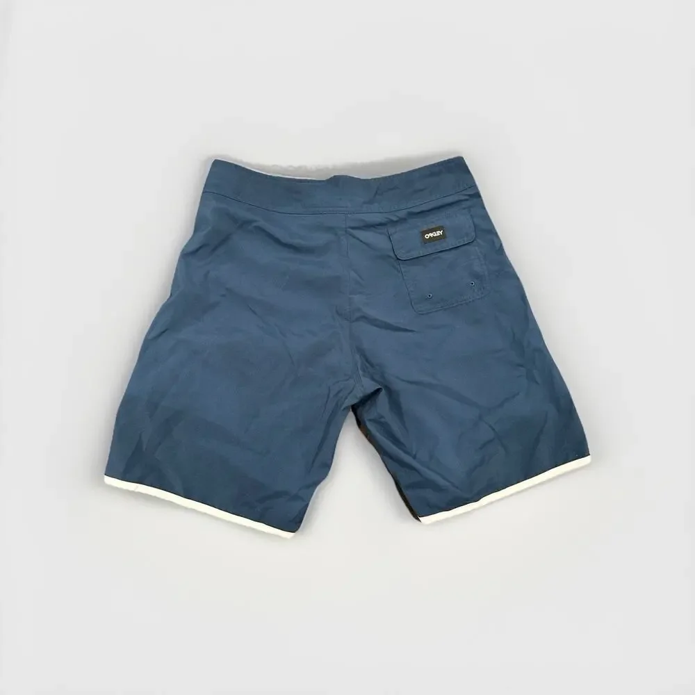Oakley solid crest